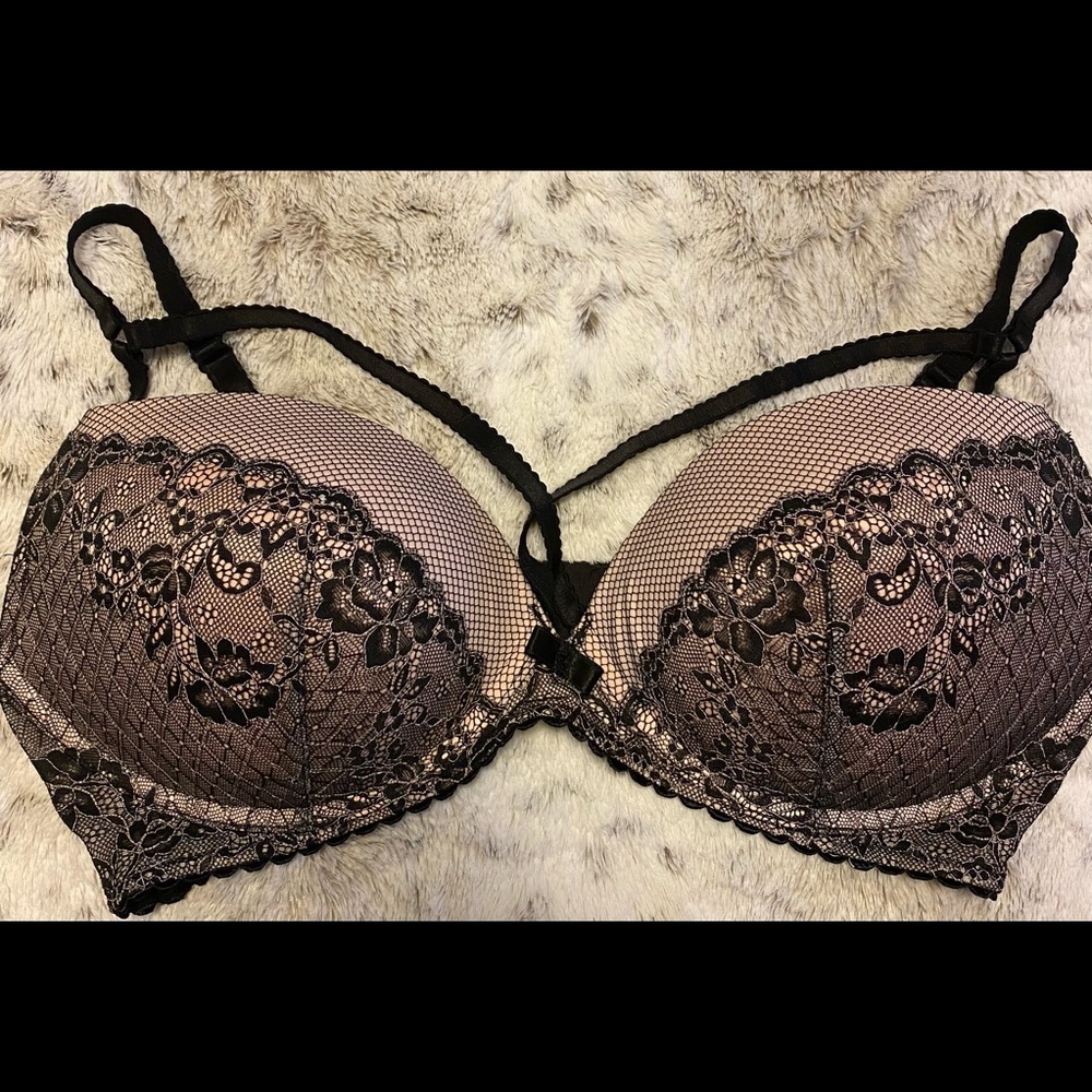 🖤Victoria’s Secret Bombshell Strappy bra🖤
